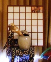 つぼから手が・・・