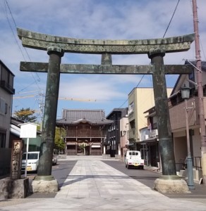 現在の春日神社鳥居(スタッフ撮影)