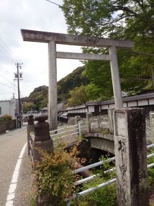 鳥居の手前に建っています。