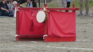 「朱雀隊」のゴール。陣太鼓が吊るされています。