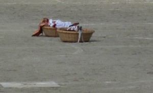 襷、はちまき、大将の陣羽織などをかごへ入れます。