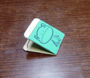 二つ折にした厚紙に輪ゴムを通して、、、