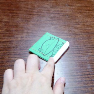 ひっくり返して押さえます。