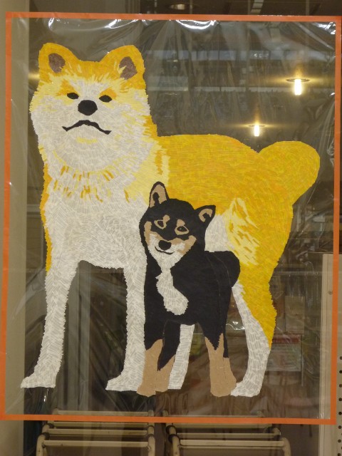 ほぼ原寸大の秋田犬と柴犬が、お迎えしています。