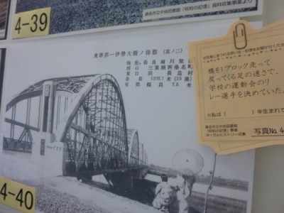 ③コメント用紙の裏面に両面テープが張付けてあります。写真の傍に張付けしてください。