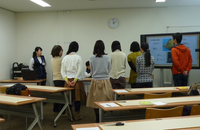 みなさん真剣にスタッフの手元をご覧になっています。